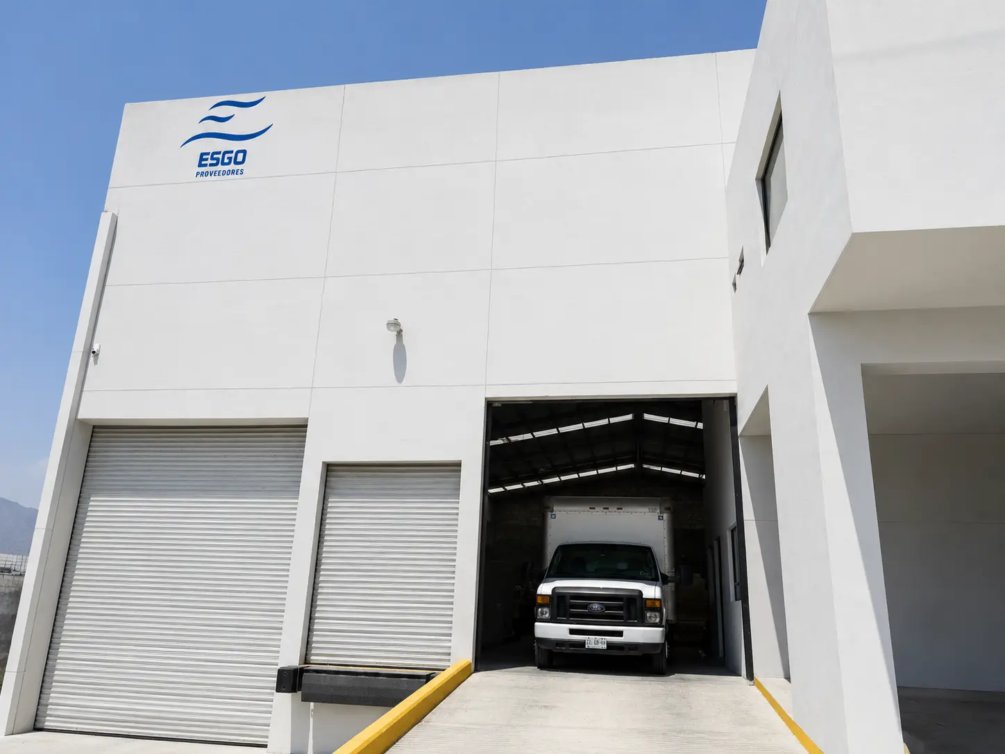 Fachada de la bodega de ESGO Proveedores en el Parque Industrial 100, Santa Catarina